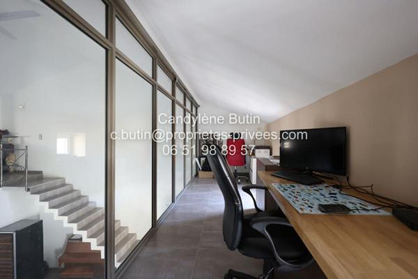 Maison de pierres avec piscine