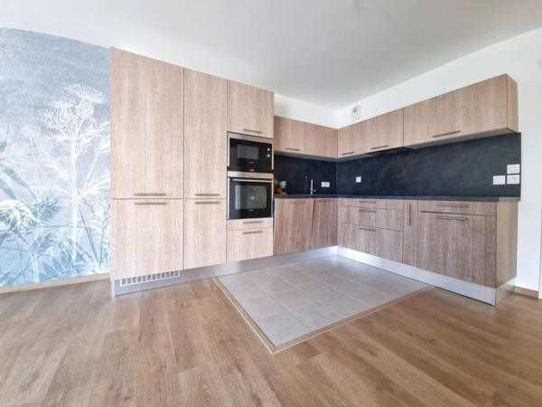 Procé T4 lumineux avec terrasse, 2 stationnements