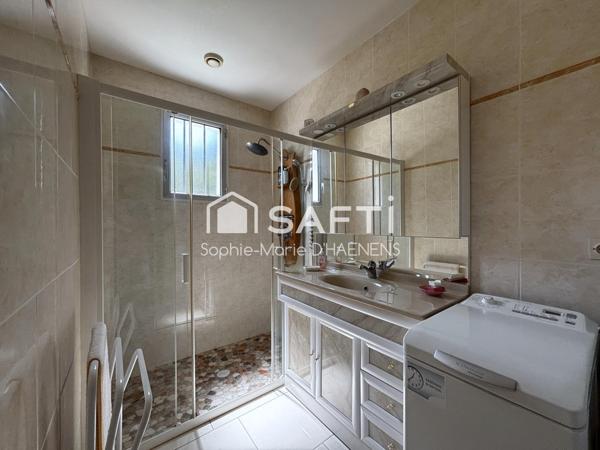 Pavillon rénové avec trois garages