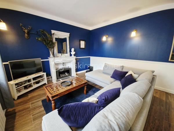 TROP TARD ELLE EST DÉJÀ SOUS OFFRE D'ACHAT 

LE COUP DE CŒUR QUI RISQUE DE NE PAS RESTER LONGTEMPS !

Vous cherchez une maison avec du charme, entièrement rénovée, bien située et dans laquelle vous pourrez poser vos meubles ?

Je pense que vous venez de la trouver.

À Libercourt, découvrez cette maison semi-individuelle de 105 m², rénovée avec goût et bénéficiant d’un DPE C.

Dès l’entrée, vous découvrirez un hall desservant un salon chaleureux ainsi qu’un bureau.

La cuisine ouverte sur la salle à manger offre un bel espace convivial, idéal pour profiter des repas en famille ou entre amis.

Le rez-de-chaussée dispose également d’une salle de bain équipée d’une douche ET d’une baignoire, d’un WC indépendant ainsi que d’un espace buanderie.

Au premier étage :

- Une chambre
- Un grand dressing pouvant être transformé en chambre supplémentaire

Au second étage :

- Une chambre avec rangements

Et l’extérieur n’est pas en reste : une terrasse idéalement exposée vous permettra de profiter pleinement des beaux jours, tandis qu’un carport permet de stationner votre véhicule.

Côté emplacement, difficile de faire plus pratique :

Gare de Libercourt à seulement 6 minutes à pied, écoles et collège à quelques mètres, commerces et centre-ville à proximité.

La maison se situe également dans une rue en sens unique.

Les plus :
Maison semi-individuelle
105 m² habitables
Entièrement rénovée
DPE C
Possibilité de chambre supplémentaire
Bureau
Douche + baignoire
Terrasse
Carport
Gare accessible à pied

Une maison pleine de charme, fonctionnelle et prête à accueillir ses nouveaux propriétaires.

Le genre de bien où l’on vient pour « juste visiter »… et où l’on commence déjà à imaginer ses meubles.

Pour plus de renseignements ou organiser une visite :
Contactez moi