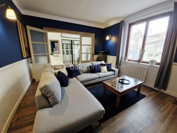 TROP TARD ELLE EST DÉJÀ SOUS OFFRE D'ACHAT 

LE COUP DE CŒUR QUI RISQUE DE NE PAS RESTER LONGTEMPS !

Vous cherchez une maison avec du charme, entièrement rénovée, bien située et dans laquelle vous pourrez poser vos meubles ?

Je pense que vous venez de la trouver.

À Libercourt, découvrez cette maison semi-individuelle de 105 m², rénovée avec goût et bénéficiant d’un DPE C.

Dès l’entrée, vous découvrirez un hall desservant un salon chaleureux ainsi qu’un bureau.

La cuisine ouverte sur la salle à manger offre un bel espace convivial, idéal pour profiter des repas en famille ou entre amis.

Le rez-de-chaussée dispose également d’une salle de bain équipée d’une douche ET d’une baignoire, d’un WC indépendant ainsi que d’un espace buanderie.

Au premier étage :

- Une chambre
- Un grand dressing pouvant être transformé en chambre supplémentaire

Au second étage :

- Une chambre avec rangements

Et l’extérieur n’est pas en reste : une terrasse idéalement exposée vous permettra de profiter pleinement des beaux jours, tandis qu’un carport permet de stationner votre véhicule.

Côté emplacement, difficile de faire plus pratique :

Gare de Libercourt à seulement 6 minutes à pied, écoles et collège à quelques mètres, commerces et centre-ville à proximité.

La maison se situe également dans une rue en sens unique.

Les plus :
Maison semi-individuelle
105 m² habitables
Entièrement rénovée
DPE C
Possibilité de chambre supplémentaire
Bureau
Douche + baignoire
Terrasse
Carport
Gare accessible à pied

Une maison pleine de charme, fonctionnelle et prête à accueillir ses nouveaux propriétaires.

Le genre de bien où l’on vient pour « juste visiter »… et où l’on commence déjà à imaginer ses meubles.

Pour plus de renseignements ou organiser une visite :
Contactez moi