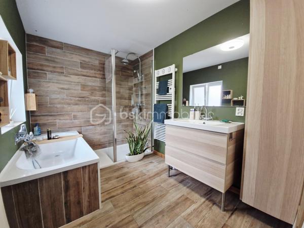 TROP TARD ELLE EST DÉJÀ SOUS OFFRE D'ACHAT 

LE COUP DE CŒUR QUI RISQUE DE NE PAS RESTER LONGTEMPS !

Vous cherchez une maison avec du charme, entièrement rénovée, bien située et dans laquelle vous pourrez poser vos meubles ?

Je pense que vous venez de la trouver.

À Libercourt, découvrez cette maison semi-individuelle de 105 m², rénovée avec goût et bénéficiant d’un DPE C.

Dès l’entrée, vous découvrirez un hall desservant un salon chaleureux ainsi qu’un bureau.

La cuisine ouverte sur la salle à manger offre un bel espace convivial, idéal pour profiter des repas en famille ou entre amis.

Le rez-de-chaussée dispose également d’une salle de bain équipée d’une douche ET d’une baignoire, d’un WC indépendant ainsi que d’un espace buanderie.

Au premier étage :

- Une chambre
- Un grand dressing pouvant être transformé en chambre supplémentaire

Au second étage :

- Une chambre avec rangements

Et l’extérieur n’est pas en reste : une terrasse idéalement exposée vous permettra de profiter pleinement des beaux jours, tandis qu’un carport permet de stationner votre véhicule.

Côté emplacement, difficile de faire plus pratique :

Gare de Libercourt à seulement 6 minutes à pied, écoles et collège à quelques mètres, commerces et centre-ville à proximité.

La maison se situe également dans une rue en sens unique.

Les plus :
Maison semi-individuelle
105 m² habitables
Entièrement rénovée
DPE C
Possibilité de chambre supplémentaire
Bureau
Douche + baignoire
Terrasse
Carport
Gare accessible à pied

Une maison pleine de charme, fonctionnelle et prête à accueillir ses nouveaux propriétaires.

Le genre de bien où l’on vient pour « juste visiter »… et où l’on commence déjà à imaginer ses meubles.

Pour plus de renseignements ou organiser une visite :
Contactez moi