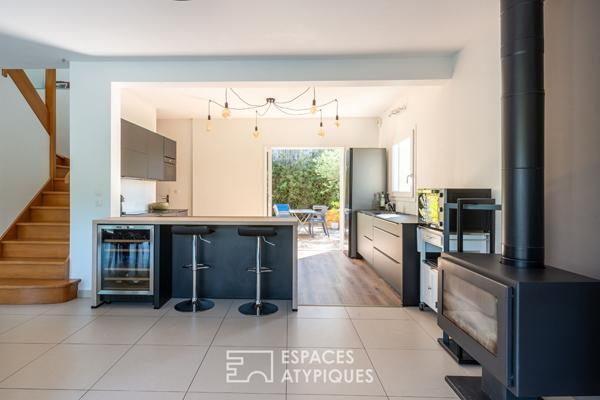 Maison contemporaine avec piscine en lisière d’un bois