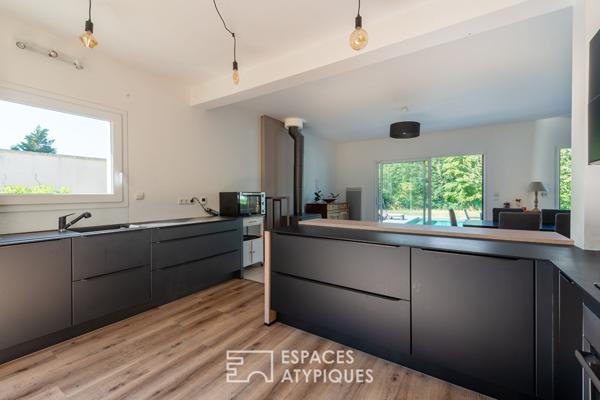 Maison contemporaine avec piscine en lisière d’un bois