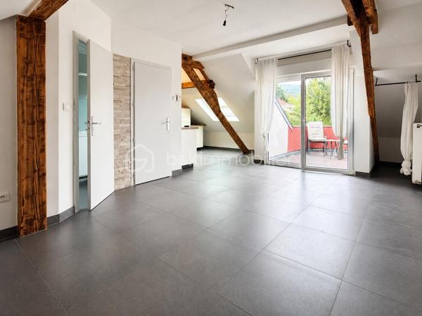 À découvrir à Stiring-Wendel, cet appartement plein de charme est situé au 2ᵉ étage et dernier étage (LOT n°64)

Il développe une surface de 47 m² loi Carrez pour environ 73 m² au sol, offrant ainsi de beaux volumes.

L’appartement se compose d’une pièce de vie lumineuse avec salon-séjour et cuisine équipée ouverte, de deux chambres, ainsi que d’une salle d’eau moderne avec douche.

Son véritable atout : une agréable terrasse, accessible directement depuis la pièce de vie, permettant de profiter d’un espace extérieur appréciable.

Le bien a été rénové et séduit par son style contemporain, ses poutres apparentes et ses volumes atypiques.

Une cave vient compléter l’ensemble.

Chauffage au gaz.

Idéalement situé à Stiring-Wendel, à proximité des commodités, des axes autoroutiers et de la frontière allemande.

Les atouts du bien :
• 73 m² environ au sol
• 2 chambres
• Cuisine équipée ouverte sur le séjour
• Appartement rénové
• Terrasse
• Poutres apparentes
• Cave
• 2ᵉ et dernier étage
• Proximité Allemagne et axes autoroutiers

Un appartement lumineux, moderne et atypique, idéal pour un premier achat ou un investissement.