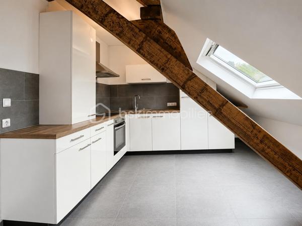 À découvrir à Stiring-Wendel, cet appartement plein de charme est situé au 2ᵉ étage et dernier étage (LOT n°64)

Il développe une surface de 47 m² loi Carrez pour environ 73 m² au sol, offrant ainsi de beaux volumes.

L’appartement se compose d’une pièce de vie lumineuse avec salon-séjour et cuisine équipée ouverte, de deux chambres, ainsi que d’une salle d’eau moderne avec douche.

Son véritable atout : une agréable terrasse, accessible directement depuis la pièce de vie, permettant de profiter d’un espace extérieur appréciable.

Le bien a été rénové et séduit par son style contemporain, ses poutres apparentes et ses volumes atypiques.

Une cave vient compléter l’ensemble.

Chauffage au gaz.

Idéalement situé à Stiring-Wendel, à proximité des commodités, des axes autoroutiers et de la frontière allemande.

Les atouts du bien :
• 73 m² environ au sol
• 2 chambres
• Cuisine équipée ouverte sur le séjour
• Appartement rénové
• Terrasse
• Poutres apparentes
• Cave
• 2ᵉ et dernier étage
• Proximité Allemagne et axes autoroutiers

Un appartement lumineux, moderne et atypique, idéal pour un premier achat ou un investissement.