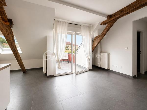 À découvrir à Stiring-Wendel, cet appartement plein de charme est situé au 2ᵉ étage et dernier étage (LOT n°64)

Il développe une surface de 47 m² loi Carrez pour environ 73 m² au sol, offrant ainsi de beaux volumes.

L’appartement se compose d’une pièce de vie lumineuse avec salon-séjour et cuisine équipée ouverte, de deux chambres, ainsi que d’une salle d’eau moderne avec douche.

Son véritable atout : une agréable terrasse, accessible directement depuis la pièce de vie, permettant de profiter d’un espace extérieur appréciable.

Le bien a été rénové et séduit par son style contemporain, ses poutres apparentes et ses volumes atypiques.

Une cave vient compléter l’ensemble.

Chauffage au gaz.

Idéalement situé à Stiring-Wendel, à proximité des commodités, des axes autoroutiers et de la frontière allemande.

Les atouts du bien :
• 73 m² environ au sol
• 2 chambres
• Cuisine équipée ouverte sur le séjour
• Appartement rénové
• Terrasse
• Poutres apparentes
• Cave
• 2ᵉ et dernier étage
• Proximité Allemagne et axes autoroutiers

Un appartement lumineux, moderne et atypique, idéal pour un premier achat ou un investissement.