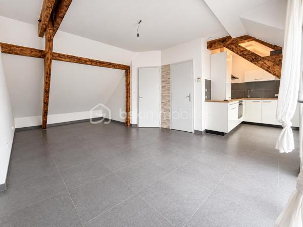 À découvrir à Stiring-Wendel, cet appartement plein de charme est situé au 2ᵉ étage et dernier étage (LOT n°64)

Il développe une surface de 47 m² loi Carrez pour environ 73 m² au sol, offrant ainsi de beaux volumes.

L’appartement se compose d’une pièce de vie lumineuse avec salon-séjour et cuisine équipée ouverte, de deux chambres, ainsi que d’une salle d’eau moderne avec douche.

Son véritable atout : une agréable terrasse, accessible directement depuis la pièce de vie, permettant de profiter d’un espace extérieur appréciable.

Le bien a été rénové et séduit par son style contemporain, ses poutres apparentes et ses volumes atypiques.

Une cave vient compléter l’ensemble.

Chauffage au gaz.

Idéalement situé à Stiring-Wendel, à proximité des commodités, des axes autoroutiers et de la frontière allemande.

Les atouts du bien :
• 73 m² environ au sol
• 2 chambres
• Cuisine équipée ouverte sur le séjour
• Appartement rénové
• Terrasse
• Poutres apparentes
• Cave
• 2ᵉ et dernier étage
• Proximité Allemagne et axes autoroutiers

Un appartement lumineux, moderne et atypique, idéal pour un premier achat ou un investissement.