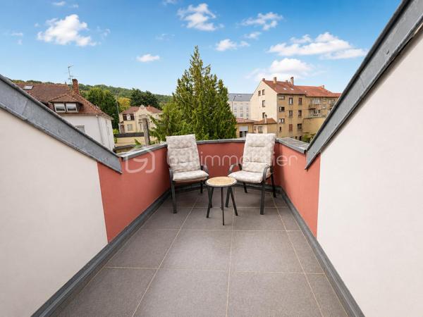 À découvrir à Stiring-Wendel, cet appartement plein de charme est situé au 2ᵉ étage et dernier étage (LOT n°64)

Il développe une surface de 47 m² loi Carrez pour environ 73 m² au sol, offrant ainsi de beaux volumes.

L’appartement se compose d’une pièce de vie lumineuse avec salon-séjour et cuisine équipée ouverte, de deux chambres, ainsi que d’une salle d’eau moderne avec douche.

Son véritable atout : une agréable terrasse, accessible directement depuis la pièce de vie, permettant de profiter d’un espace extérieur appréciable.

Le bien a été rénové et séduit par son style contemporain, ses poutres apparentes et ses volumes atypiques.

Une cave vient compléter l’ensemble.

Chauffage au gaz.

Idéalement situé à Stiring-Wendel, à proximité des commodités, des axes autoroutiers et de la frontière allemande.

Les atouts du bien :
• 73 m² environ au sol
• 2 chambres
• Cuisine équipée ouverte sur le séjour
• Appartement rénové
• Terrasse
• Poutres apparentes
• Cave
• 2ᵉ et dernier étage
• Proximité Allemagne et axes autoroutiers

Un appartement lumineux, moderne et atypique, idéal pour un premier achat ou un investissement.