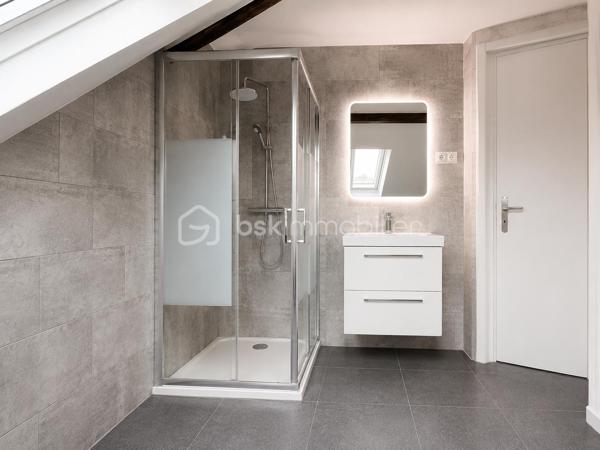 À découvrir à Stiring-Wendel, cet appartement plein de charme est situé au 2ᵉ étage et dernier étage (LOT n°64)

Il développe une surface de 47 m² loi Carrez pour environ 73 m² au sol, offrant ainsi de beaux volumes.

L’appartement se compose d’une pièce de vie lumineuse avec salon-séjour et cuisine équipée ouverte, de deux chambres, ainsi que d’une salle d’eau moderne avec douche.

Son véritable atout : une agréable terrasse, accessible directement depuis la pièce de vie, permettant de profiter d’un espace extérieur appréciable.

Le bien a été rénové et séduit par son style contemporain, ses poutres apparentes et ses volumes atypiques.

Une cave vient compléter l’ensemble.

Chauffage au gaz.

Idéalement situé à Stiring-Wendel, à proximité des commodités, des axes autoroutiers et de la frontière allemande.

Les atouts du bien :
• 73 m² environ au sol
• 2 chambres
• Cuisine équipée ouverte sur le séjour
• Appartement rénové
• Terrasse
• Poutres apparentes
• Cave
• 2ᵉ et dernier étage
• Proximité Allemagne et axes autoroutiers

Un appartement lumineux, moderne et atypique, idéal pour un premier achat ou un investissement.