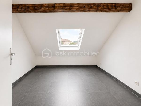 À découvrir à Stiring-Wendel, cet appartement plein de charme est situé au 2ᵉ étage et dernier étage (LOT n°64)

Il développe une surface de 47 m² loi Carrez pour environ 73 m² au sol, offrant ainsi de beaux volumes.

L’appartement se compose d’une pièce de vie lumineuse avec salon-séjour et cuisine équipée ouverte, de deux chambres, ainsi que d’une salle d’eau moderne avec douche.

Son véritable atout : une agréable terrasse, accessible directement depuis la pièce de vie, permettant de profiter d’un espace extérieur appréciable.

Le bien a été rénové et séduit par son style contemporain, ses poutres apparentes et ses volumes atypiques.

Une cave vient compléter l’ensemble.

Chauffage au gaz.

Idéalement situé à Stiring-Wendel, à proximité des commodités, des axes autoroutiers et de la frontière allemande.

Les atouts du bien :
• 73 m² environ au sol
• 2 chambres
• Cuisine équipée ouverte sur le séjour
• Appartement rénové
• Terrasse
• Poutres apparentes
• Cave
• 2ᵉ et dernier étage
• Proximité Allemagne et axes autoroutiers

Un appartement lumineux, moderne et atypique, idéal pour un premier achat ou un investissement.