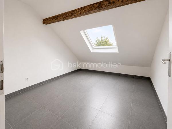 À découvrir à Stiring-Wendel, cet appartement plein de charme est situé au 2ᵉ étage et dernier étage (LOT n°64)

Il développe une surface de 47 m² loi Carrez pour environ 73 m² au sol, offrant ainsi de beaux volumes.

L’appartement se compose d’une pièce de vie lumineuse avec salon-séjour et cuisine équipée ouverte, de deux chambres, ainsi que d’une salle d’eau moderne avec douche.

Son véritable atout : une agréable terrasse, accessible directement depuis la pièce de vie, permettant de profiter d’un espace extérieur appréciable.

Le bien a été rénové et séduit par son style contemporain, ses poutres apparentes et ses volumes atypiques.

Une cave vient compléter l’ensemble.

Chauffage au gaz.

Idéalement situé à Stiring-Wendel, à proximité des commodités, des axes autoroutiers et de la frontière allemande.

Les atouts du bien :
• 73 m² environ au sol
• 2 chambres
• Cuisine équipée ouverte sur le séjour
• Appartement rénové
• Terrasse
• Poutres apparentes
• Cave
• 2ᵉ et dernier étage
• Proximité Allemagne et axes autoroutiers

Un appartement lumineux, moderne et atypique, idéal pour un premier achat ou un investissement.