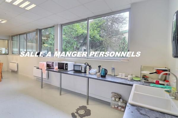 LOCAUX D ACTIVITES INDEPENDANT + STOCKAGE ET BUREAUX SURFACE TOTAL 1100M2 SUR PARCELLE TOTAL 2800M2 ACCES POIDS LOURDS