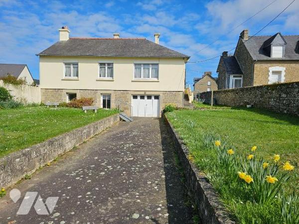 A Cancale, à 1km du centre et de ses commerces, maison des années 60, sur sous-sol, comprenant ...