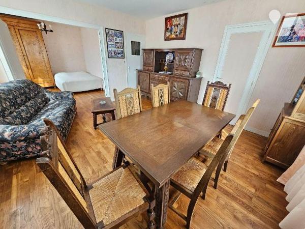 A Cancale, à 1km du centre et de ses commerces, maison des années 60, sur sous-sol, comprenant ...