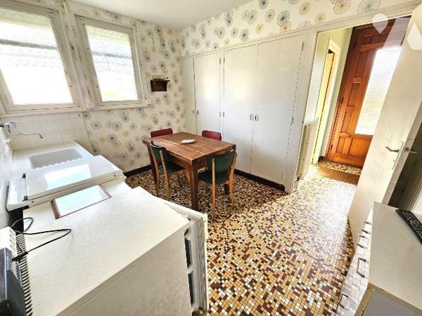 A Cancale, à 1km du centre et de ses commerces, maison des années 60, sur sous-sol, comprenant ...