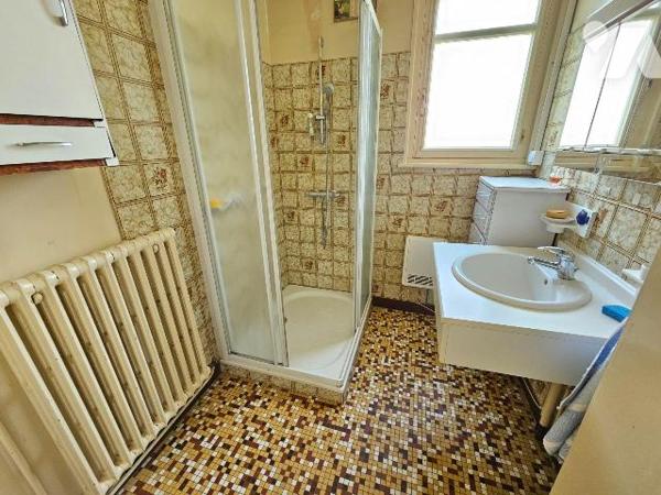 A Cancale, à 1km du centre et de ses commerces, maison des années 60, sur sous-sol, comprenant ...