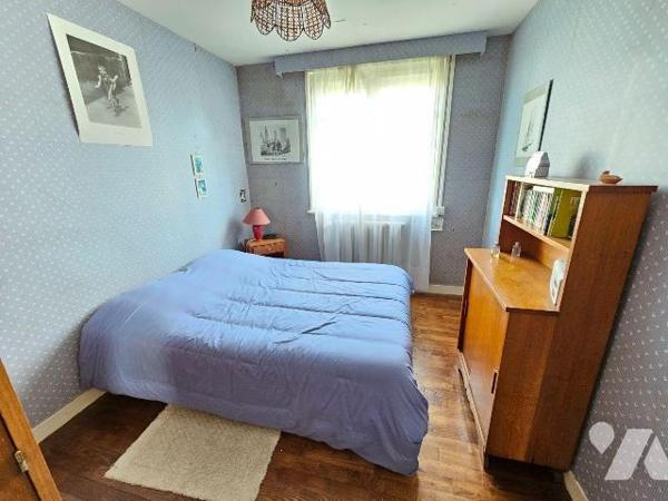 A Cancale, à 1km du centre et de ses commerces, maison des années 60, sur sous-sol, comprenant ...