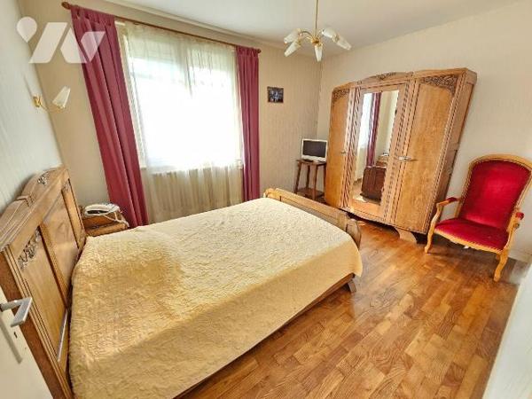 A Cancale, à 1km du centre et de ses commerces, maison des années 60, sur sous-sol, comprenant ...