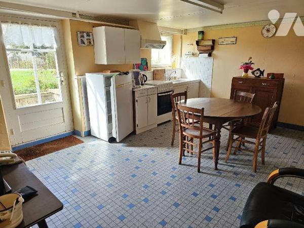 A Cancale, à 1km du centre et de ses commerces, maison des années 60, sur sous-sol, comprenant ...