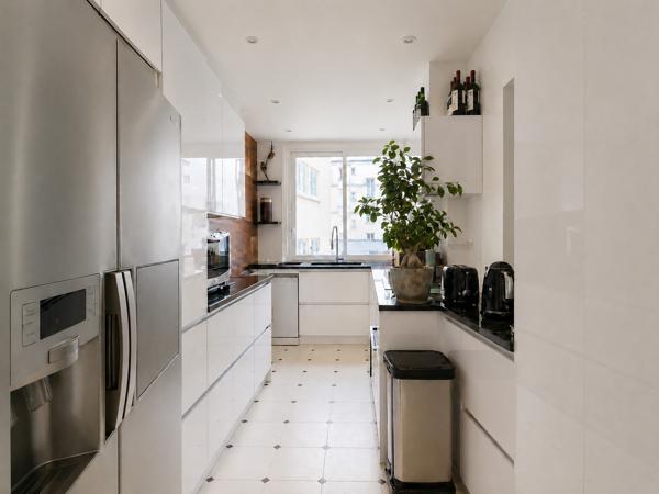 Appartement
         3 pièces
        - 112 m² Bien prestige 1 759 000 € *