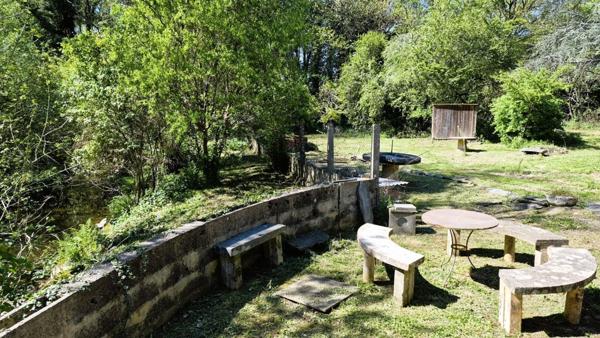 Ancien moulin, 3 à 4 chambres avec terrain boisé