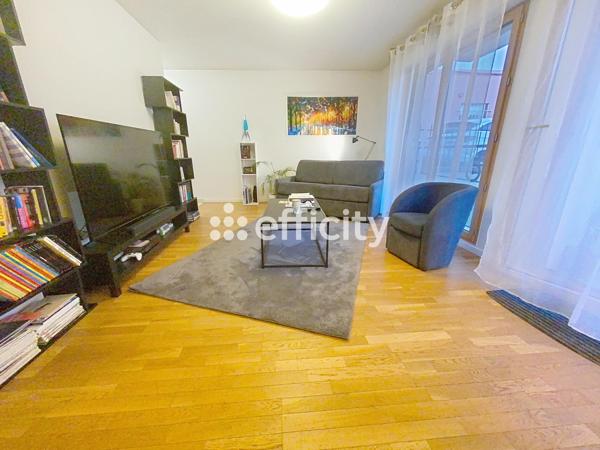 Appartement
         2 pièces
        - 50 m² 300 000 € *