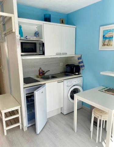 GOLFE-JUAN CENTRE – STUDIO MEUBLÉ AVEC PARKING PRIVATIF ET PISCINE