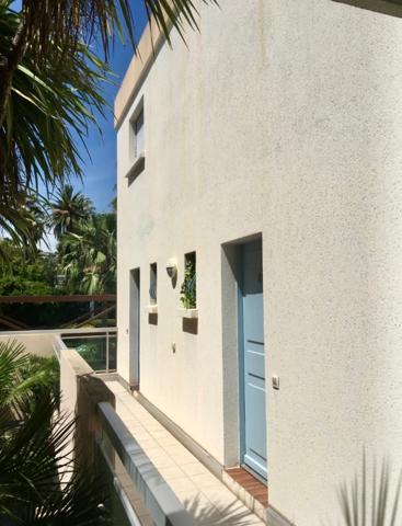 GOLFE-JUAN CENTRE – STUDIO MEUBLÉ AVEC PARKING PRIVATIF ET PISCINE