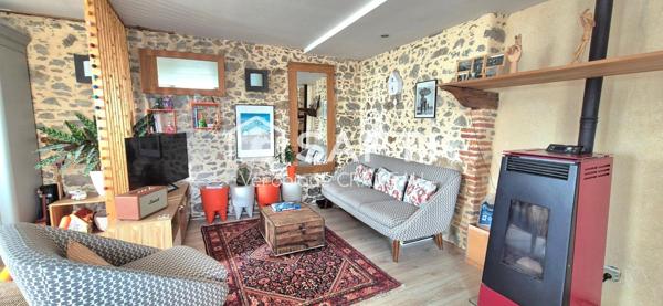 Charme, authenticité pour cette jolie maison familiale de 107m² hab avec 3 chambres, extérieur et piscine en village.