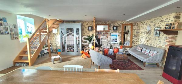 Charme, authenticité pour cette jolie maison familiale de 107m² hab avec 3 chambres, extérieur et piscine en village.