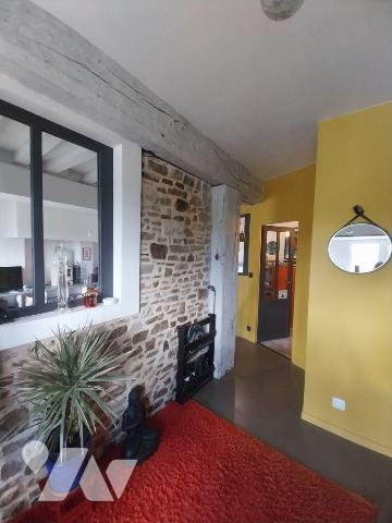 VAL D'IZE. Dans hameau tranquille, belle maison en pierres entièrement rénovée offrant de belle...