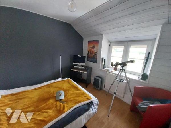 VAL D'IZE. Dans hameau tranquille, belle maison en pierres entièrement rénovée offrant de belle...