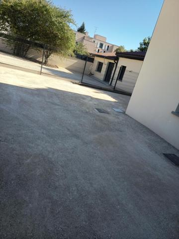 Idéalement située dans un quartier prisé de Mâcon cette maison entièrement rénovée vous séduira.