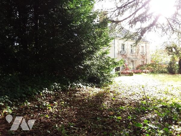 CHARME ET AUTHENCITE POUR CETTE MAISON BOURGEOISE EN COEUR DE VILLE