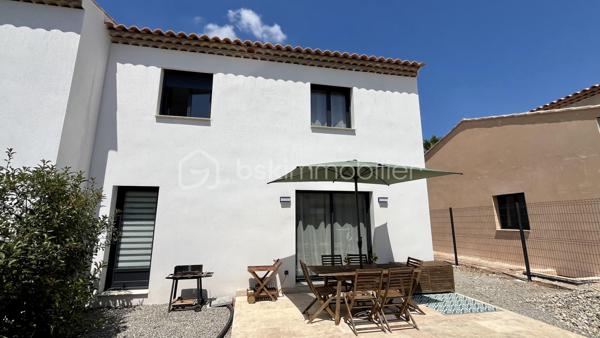 À découvrir sans tarder cette magnifique maison neuve de 2025 sur 315 m2 de terrain environ, alliant confort moderne, qualité de construction et prestations de standing.

Dès l'entrée, vous serez séduits par une belle pièce de vie lumineuse avec cuisine ouverte entièrement aménagée et équipée, offrant un espace convivial et fonctionnel. Le rez-de-chaussée comprend également un WC indépendant ainsi qu'une remise pratique pour le rangement.

À l'étage, l'espace nuit se compose de trois chambres confortables, d'une salle d'eau contemporaine et d'un second WC indépendant.

Construite avec des matériaux de qualité et un souci du détail remarquable, cette maison bénéficie d'équipements modernes répondant aux exigences actuelles :

Climatisation réversible connectée au rez-de-chaussée et à l'étage

VMC hygroréglable

Fibre optique

Spot réglables, tricolore

Salle de bain avec miroir et sèche serviette connectée.

Jardin et terrasse plein sud.

Décorée avec beaucoup de goût et de charme.

Entièrement clôturé

Raccordement au tout-à-l'égout

Construction sur vide sanitaire avec radier

Trois places de stationnement privatives

Double vitrage

Piscinable 

Posez simplement vos valises et profitez de votre nouveau cadre de vie sans charges de copropriété au cœur du Var, à proximité des commodités et des axes principaux.  Un véritable coup de cœur pour cette maison impeccable vous attend, vendue entièrement meublée et équipée, à 10 mn de la gare TGV et 30 mn des plages... contactez Fabien DESENFANTS dès aujourd'hui pour plus de renseignements ou pour organiser une visite.