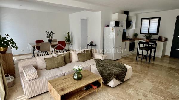 À découvrir sans tarder cette magnifique maison neuve de 2025 sur 315 m2 de terrain environ, alliant confort moderne, qualité de construction et prestations de standing.

Dès l'entrée, vous serez séduits par une belle pièce de vie lumineuse avec cuisine ouverte entièrement aménagée et équipée, offrant un espace convivial et fonctionnel. Le rez-de-chaussée comprend également un WC indépendant ainsi qu'une remise pratique pour le rangement.

À l'étage, l'espace nuit se compose de trois chambres confortables, d'une salle d'eau contemporaine et d'un second WC indépendant.

Construite avec des matériaux de qualité et un souci du détail remarquable, cette maison bénéficie d'équipements modernes répondant aux exigences actuelles :

Climatisation réversible connectée au rez-de-chaussée et à l'étage

VMC hygroréglable

Fibre optique

Spot réglables, tricolore

Salle de bain avec miroir et sèche serviette connectée.

Jardin et terrasse plein sud.

Décorée avec beaucoup de goût et de charme.

Entièrement clôturé

Raccordement au tout-à-l'égout

Construction sur vide sanitaire avec radier

Trois places de stationnement privatives

Double vitrage

Piscinable 

Posez simplement vos valises et profitez de votre nouveau cadre de vie sans charges de copropriété au cœur du Var, à proximité des commodités et des axes principaux.  Un véritable coup de cœur pour cette maison impeccable vous attend, vendue entièrement meublée et équipée, à 10 mn de la gare TGV et 30 mn des plages... contactez Fabien DESENFANTS dès aujourd'hui pour plus de renseignements ou pour organiser une visite.