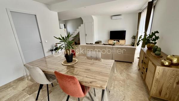 À découvrir sans tarder cette magnifique maison neuve de 2025 sur 315 m2 de terrain environ, alliant confort moderne, qualité de construction et prestations de standing.

Dès l'entrée, vous serez séduits par une belle pièce de vie lumineuse avec cuisine ouverte entièrement aménagée et équipée, offrant un espace convivial et fonctionnel. Le rez-de-chaussée comprend également un WC indépendant ainsi qu'une remise pratique pour le rangement.

À l'étage, l'espace nuit se compose de trois chambres confortables, d'une salle d'eau contemporaine et d'un second WC indépendant.

Construite avec des matériaux de qualité et un souci du détail remarquable, cette maison bénéficie d'équipements modernes répondant aux exigences actuelles :

Climatisation réversible connectée au rez-de-chaussée et à l'étage

VMC hygroréglable

Fibre optique

Spot réglables, tricolore

Salle de bain avec miroir et sèche serviette connectée.

Jardin et terrasse plein sud.

Décorée avec beaucoup de goût et de charme.

Entièrement clôturé

Raccordement au tout-à-l'égout

Construction sur vide sanitaire avec radier

Trois places de stationnement privatives

Double vitrage

Piscinable 

Posez simplement vos valises et profitez de votre nouveau cadre de vie sans charges de copropriété au cœur du Var, à proximité des commodités et des axes principaux.  Un véritable coup de cœur pour cette maison impeccable vous attend, vendue entièrement meublée et équipée, à 10 mn de la gare TGV et 30 mn des plages... contactez Fabien DESENFANTS dès aujourd'hui pour plus de renseignements ou pour organiser une visite.