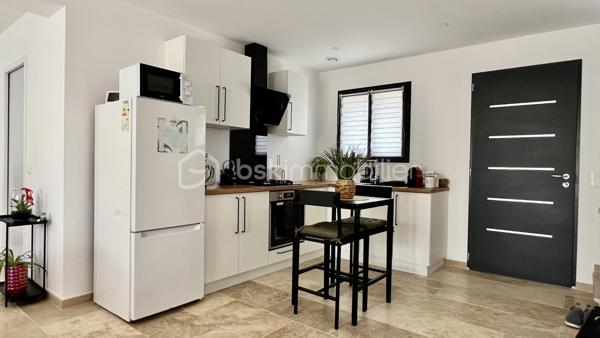 À découvrir sans tarder cette magnifique maison neuve de 2025 sur 315 m2 de terrain environ, alliant confort moderne, qualité de construction et prestations de standing.

Dès l'entrée, vous serez séduits par une belle pièce de vie lumineuse avec cuisine ouverte entièrement aménagée et équipée, offrant un espace convivial et fonctionnel. Le rez-de-chaussée comprend également un WC indépendant ainsi qu'une remise pratique pour le rangement.

À l'étage, l'espace nuit se compose de trois chambres confortables, d'une salle d'eau contemporaine et d'un second WC indépendant.

Construite avec des matériaux de qualité et un souci du détail remarquable, cette maison bénéficie d'équipements modernes répondant aux exigences actuelles :

Climatisation réversible connectée au rez-de-chaussée et à l'étage

VMC hygroréglable

Fibre optique

Spot réglables, tricolore

Salle de bain avec miroir et sèche serviette connectée.

Jardin et terrasse plein sud.

Décorée avec beaucoup de goût et de charme.

Entièrement clôturé

Raccordement au tout-à-l'égout

Construction sur vide sanitaire avec radier

Trois places de stationnement privatives

Double vitrage

Piscinable 

Posez simplement vos valises et profitez de votre nouveau cadre de vie sans charges de copropriété au cœur du Var, à proximité des commodités et des axes principaux.  Un véritable coup de cœur pour cette maison impeccable vous attend, vendue entièrement meublée et équipée, à 10 mn de la gare TGV et 30 mn des plages... contactez Fabien DESENFANTS dès aujourd'hui pour plus de renseignements ou pour organiser une visite.