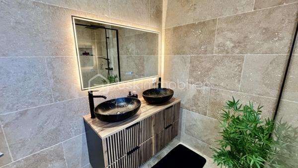 À découvrir sans tarder cette magnifique maison neuve de 2025 sur 315 m2 de terrain environ, alliant confort moderne, qualité de construction et prestations de standing.

Dès l'entrée, vous serez séduits par une belle pièce de vie lumineuse avec cuisine ouverte entièrement aménagée et équipée, offrant un espace convivial et fonctionnel. Le rez-de-chaussée comprend également un WC indépendant ainsi qu'une remise pratique pour le rangement.

À l'étage, l'espace nuit se compose de trois chambres confortables, d'une salle d'eau contemporaine et d'un second WC indépendant.

Construite avec des matériaux de qualité et un souci du détail remarquable, cette maison bénéficie d'équipements modernes répondant aux exigences actuelles :

Climatisation réversible connectée au rez-de-chaussée et à l'étage

VMC hygroréglable

Fibre optique

Spot réglables, tricolore

Salle de bain avec miroir et sèche serviette connectée.

Jardin et terrasse plein sud.

Décorée avec beaucoup de goût et de charme.

Entièrement clôturé

Raccordement au tout-à-l'égout

Construction sur vide sanitaire avec radier

Trois places de stationnement privatives

Double vitrage

Piscinable 

Posez simplement vos valises et profitez de votre nouveau cadre de vie sans charges de copropriété au cœur du Var, à proximité des commodités et des axes principaux.  Un véritable coup de cœur pour cette maison impeccable vous attend, vendue entièrement meublée et équipée, à 10 mn de la gare TGV et 30 mn des plages... contactez Fabien DESENFANTS dès aujourd'hui pour plus de renseignements ou pour organiser une visite.