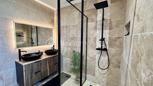 À découvrir sans tarder cette magnifique maison neuve de 2025 sur 315 m2 de terrain environ, alliant confort moderne, qualité de construction et prestations de standing.

Dès l'entrée, vous serez séduits par une belle pièce de vie lumineuse avec cuisine ouverte entièrement aménagée et équipée, offrant un espace convivial et fonctionnel. Le rez-de-chaussée comprend également un WC indépendant ainsi qu'une remise pratique pour le rangement.

À l'étage, l'espace nuit se compose de trois chambres confortables, d'une salle d'eau contemporaine et d'un second WC indépendant.

Construite avec des matériaux de qualité et un souci du détail remarquable, cette maison bénéficie d'équipements modernes répondant aux exigences actuelles :

Climatisation réversible connectée au rez-de-chaussée et à l'étage

VMC hygroréglable

Fibre optique

Spot réglables, tricolore

Salle de bain avec miroir et sèche serviette connectée.

Jardin et terrasse plein sud.

Décorée avec beaucoup de goût et de charme.

Entièrement clôturé

Raccordement au tout-à-l'égout

Construction sur vide sanitaire avec radier

Trois places de stationnement privatives

Double vitrage

Piscinable 

Posez simplement vos valises et profitez de votre nouveau cadre de vie sans charges de copropriété au cœur du Var, à proximité des commodités et des axes principaux.  Un véritable coup de cœur pour cette maison impeccable vous attend, vendue entièrement meublée et équipée, à 10 mn de la gare TGV et 30 mn des plages... contactez Fabien DESENFANTS dès aujourd'hui pour plus de renseignements ou pour organiser une visite.