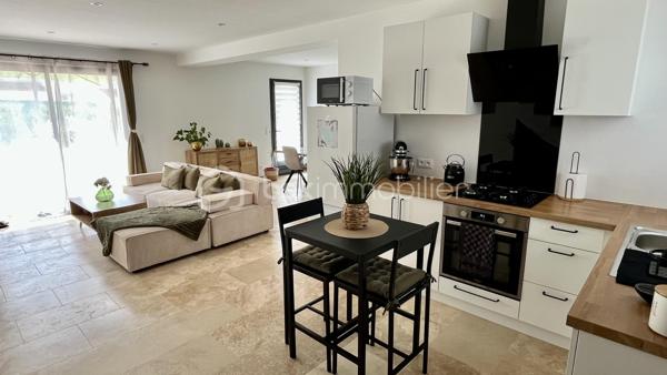 À découvrir sans tarder cette magnifique maison neuve de 2025 sur 315 m2 de terrain environ, alliant confort moderne, qualité de construction et prestations de standing.

Dès l'entrée, vous serez séduits par une belle pièce de vie lumineuse avec cuisine ouverte entièrement aménagée et équipée, offrant un espace convivial et fonctionnel. Le rez-de-chaussée comprend également un WC indépendant ainsi qu'une remise pratique pour le rangement.

À l'étage, l'espace nuit se compose de trois chambres confortables, d'une salle d'eau contemporaine et d'un second WC indépendant.

Construite avec des matériaux de qualité et un souci du détail remarquable, cette maison bénéficie d'équipements modernes répondant aux exigences actuelles :

Climatisation réversible connectée au rez-de-chaussée et à l'étage

VMC hygroréglable

Fibre optique

Spot réglables, tricolore

Salle de bain avec miroir et sèche serviette connectée.

Jardin et terrasse plein sud.

Décorée avec beaucoup de goût et de charme.

Entièrement clôturé

Raccordement au tout-à-l'égout

Construction sur vide sanitaire avec radier

Trois places de stationnement privatives

Double vitrage

Piscinable 

Posez simplement vos valises et profitez de votre nouveau cadre de vie sans charges de copropriété au cœur du Var, à proximité des commodités et des axes principaux.  Un véritable coup de cœur pour cette maison impeccable vous attend, vendue entièrement meublée et équipée, à 10 mn de la gare TGV et 30 mn des plages... contactez Fabien DESENFANTS dès aujourd'hui pour plus de renseignements ou pour organiser une visite.