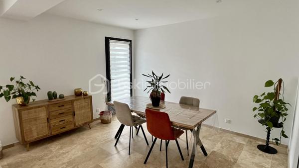 À découvrir sans tarder cette magnifique maison neuve de 2025 sur 315 m2 de terrain environ, alliant confort moderne, qualité de construction et prestations de standing.

Dès l'entrée, vous serez séduits par une belle pièce de vie lumineuse avec cuisine ouverte entièrement aménagée et équipée, offrant un espace convivial et fonctionnel. Le rez-de-chaussée comprend également un WC indépendant ainsi qu'une remise pratique pour le rangement.

À l'étage, l'espace nuit se compose de trois chambres confortables, d'une salle d'eau contemporaine et d'un second WC indépendant.

Construite avec des matériaux de qualité et un souci du détail remarquable, cette maison bénéficie d'équipements modernes répondant aux exigences actuelles :

Climatisation réversible connectée au rez-de-chaussée et à l'étage

VMC hygroréglable

Fibre optique

Spot réglables, tricolore

Salle de bain avec miroir et sèche serviette connectée.

Jardin et terrasse plein sud.

Décorée avec beaucoup de goût et de charme.

Entièrement clôturé

Raccordement au tout-à-l'égout

Construction sur vide sanitaire avec radier

Trois places de stationnement privatives

Double vitrage

Piscinable 

Posez simplement vos valises et profitez de votre nouveau cadre de vie sans charges de copropriété au cœur du Var, à proximité des commodités et des axes principaux.  Un véritable coup de cœur pour cette maison impeccable vous attend, vendue entièrement meublée et équipée, à 10 mn de la gare TGV et 30 mn des plages... contactez Fabien DESENFANTS dès aujourd'hui pour plus de renseignements ou pour organiser une visite.