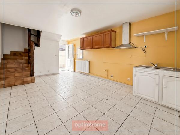 Centre de Lacroix-Saint-Ouen – Maison de ville à rénover avec sous-sol et garage