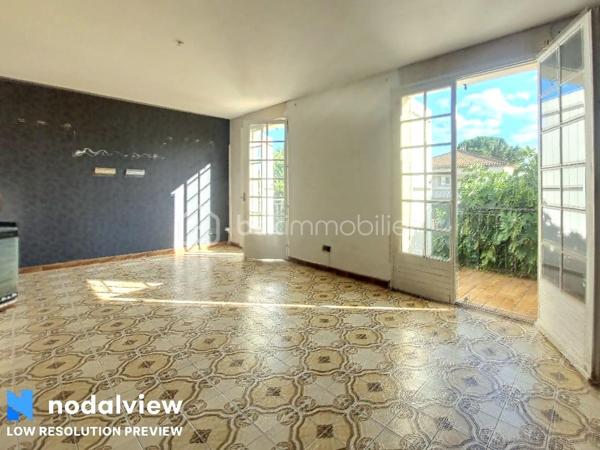 Je vous invite à découvrir cette maison d'architecte d'environ 136m² situé sur les bords de l'Hérault, et proche du centre ville d'Agde.
Cette maison dévoilera tout son potentiel une fois que vous aurez effectué les rénovations et l'aménagement selon vos goûts et vos choix.
Une terrasse à l'étage, un garage et un abris complète cette maison.
Possibilité de faire une maison familiale ou deux appartements.
Avec son terrain piscinable de plus de 620 m² de nombreuses possibilités s'offrent à vous ...
La toiture à été révisée.
N'hésitez pas à me contacter pour plus d'information