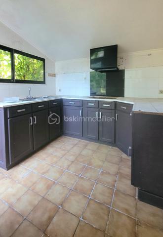 Je vous invite à découvrir cette maison d'architecte d'environ 136m² situé sur les bords de l'Hérault, et proche du centre ville d'Agde.
Cette maison dévoilera tout son potentiel une fois que vous aurez effectué les rénovations et l'aménagement selon vos goûts et vos choix.
Une terrasse à l'étage, un garage et un abris complète cette maison.
Possibilité de faire une maison familiale ou deux appartements.
Avec son terrain piscinable de plus de 620 m² de nombreuses possibilités s'offrent à vous ...
La toiture à été révisée.
N'hésitez pas à me contacter pour plus d'information