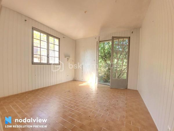 Je vous invite à découvrir cette maison d'architecte d'environ 136m² situé sur les bords de l'Hérault, et proche du centre ville d'Agde.
Cette maison dévoilera tout son potentiel une fois que vous aurez effectué les rénovations et l'aménagement selon vos goûts et vos choix.
Une terrasse à l'étage, un garage et un abris complète cette maison.
Possibilité de faire une maison familiale ou deux appartements.
Avec son terrain piscinable de plus de 620 m² de nombreuses possibilités s'offrent à vous ...
La toiture à été révisée.
N'hésitez pas à me contacter pour plus d'information