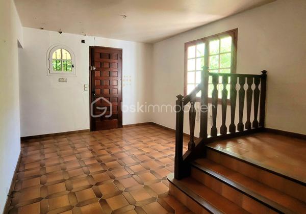 Je vous invite à découvrir cette maison d'architecte d'environ 136m² situé sur les bords de l'Hérault, et proche du centre ville d'Agde.
Cette maison dévoilera tout son potentiel une fois que vous aurez effectué les rénovations et l'aménagement selon vos goûts et vos choix.
Une terrasse à l'étage, un garage et un abris complète cette maison.
Possibilité de faire une maison familiale ou deux appartements.
Avec son terrain piscinable de plus de 620 m² de nombreuses possibilités s'offrent à vous ...
La toiture à été révisée.
N'hésitez pas à me contacter pour plus d'information