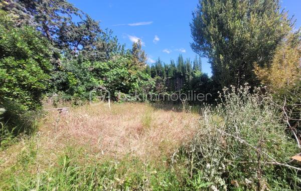 Je vous invite à découvrir cette maison d'architecte d'environ 136m² situé sur les bords de l'Hérault, et proche du centre ville d'Agde.
Cette maison dévoilera tout son potentiel une fois que vous aurez effectué les rénovations et l'aménagement selon vos goûts et vos choix.
Une terrasse à l'étage, un garage et un abris complète cette maison.
Possibilité de faire une maison familiale ou deux appartements.
Avec son terrain piscinable de plus de 620 m² de nombreuses possibilités s'offrent à vous ...
La toiture à été révisée.
N'hésitez pas à me contacter pour plus d'information