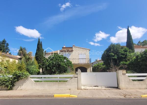 Je vous invite à découvrir cette maison d'architecte d'environ 136m² situé sur les bords de l'Hérault, et proche du centre ville d'Agde.
Cette maison dévoilera tout son potentiel une fois que vous aurez effectué les rénovations et l'aménagement selon vos goûts et vos choix.
Une terrasse à l'étage, un garage et un abris complète cette maison.
Possibilité de faire une maison familiale ou deux appartements.
Avec son terrain piscinable de plus de 620 m² de nombreuses possibilités s'offrent à vous ...
La toiture à été révisée.
N'hésitez pas à me contacter pour plus d'information